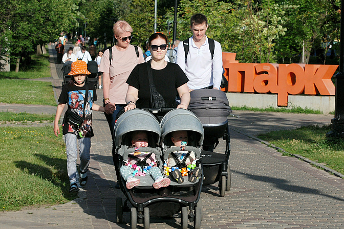 двойняшки мама дети семья на прогулке