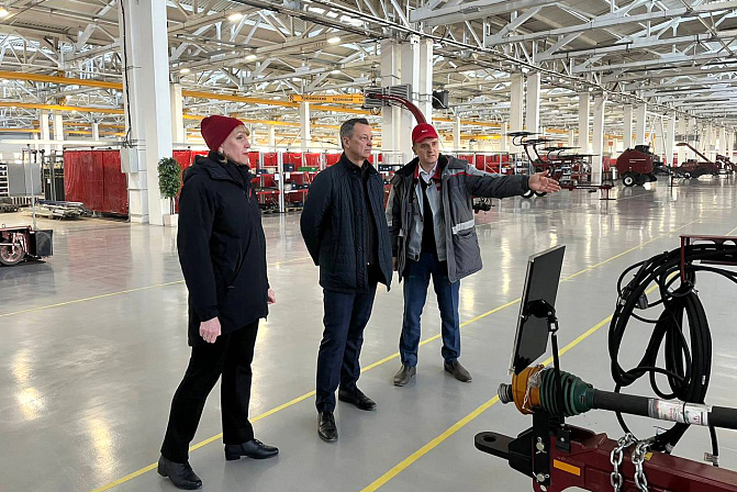 Первый заместитель Председателя СФ Андрей Яцкин посетил Таганрогский завод им. Г.М. Бериева