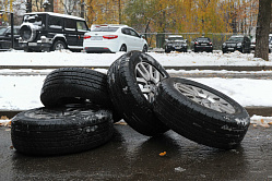Автомобилистов призвали не спешить менять зимнюю резину на летнюю 