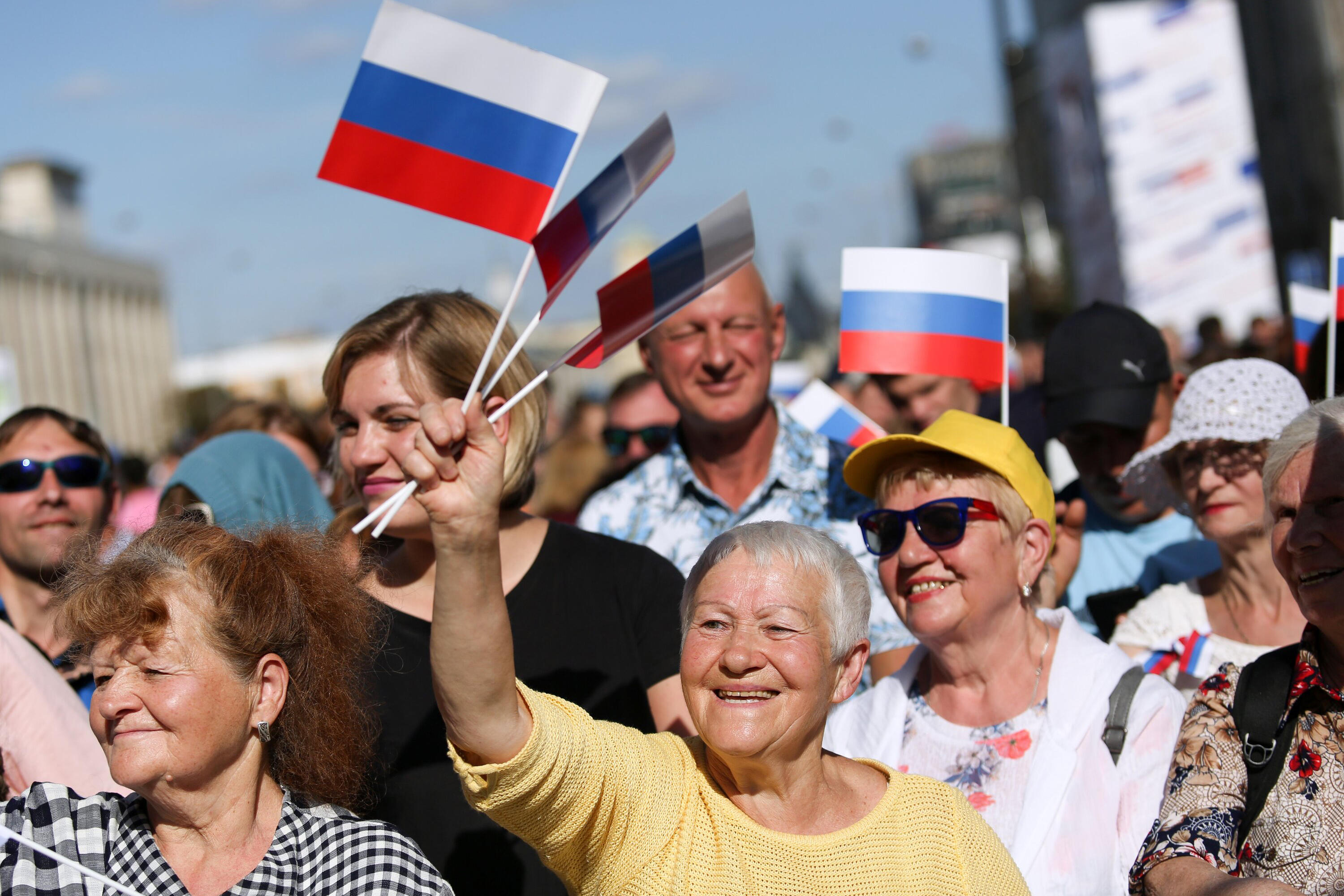 Открыли россияне. Европейские добровольцы. Митинг в поддержку России. Самый большой флаг России. Митинг в поддержку президента.