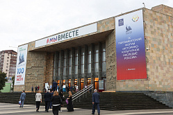Матвиенко пообщалась с жителями Дагестана на площади возле Русского театра в Махачкале