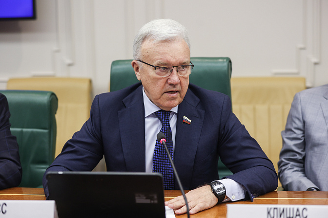 сенатор александр усс