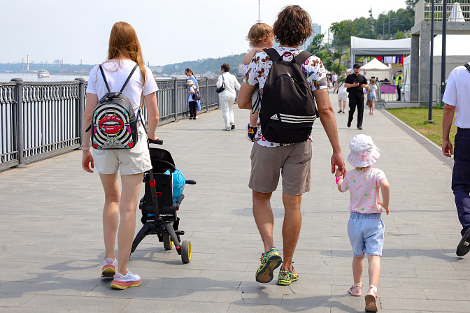 мама с ребёнком семья 