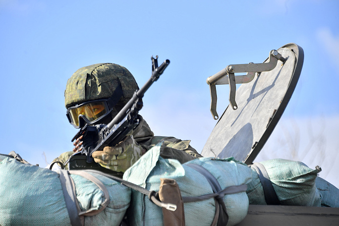 военный с оружием