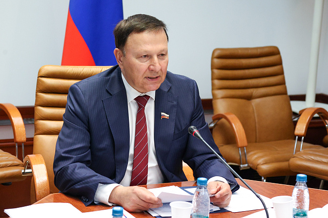 сенатор александр ролик