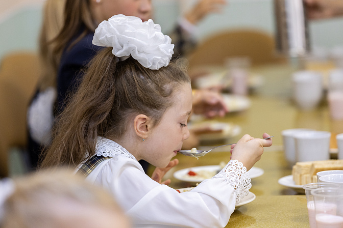 школа столовая девочка обед