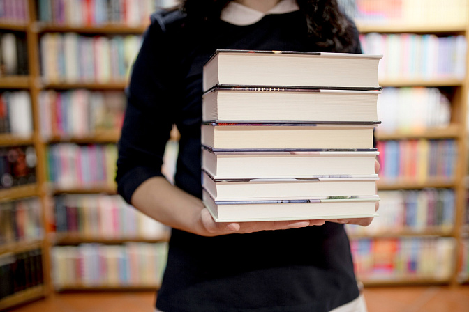 Девушка с книгами в руках