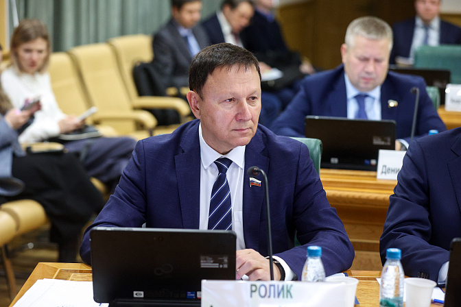 сенатор александр ролик