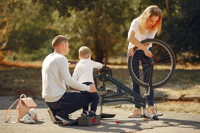 семья на прогулке чинит велосипед семейный спорт