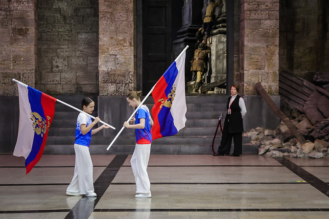 дети с флагами россии в музее победы