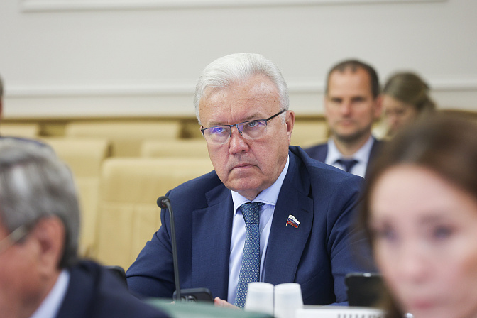 сенатор александр усс