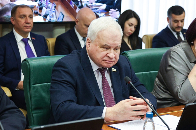 сенатор андрей денисов