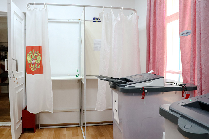 Кабинка для голосования на выборах в РФ