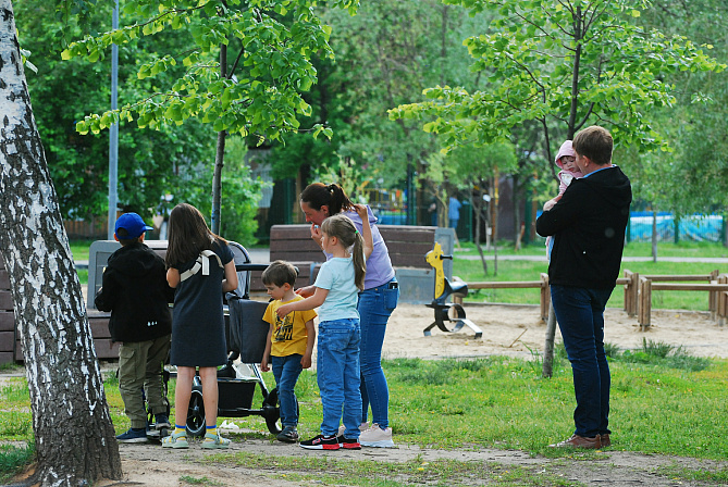 многодетные много детей родители прогулка лето