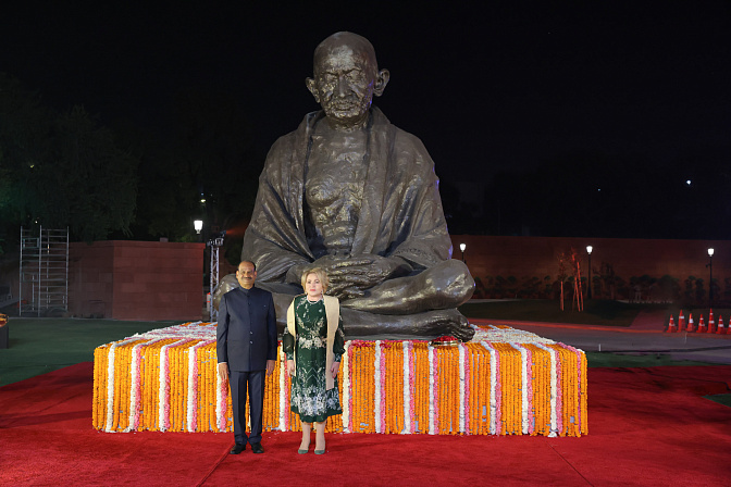 Матвиенко возложила цветы к памятнику Махатмы Ганди 