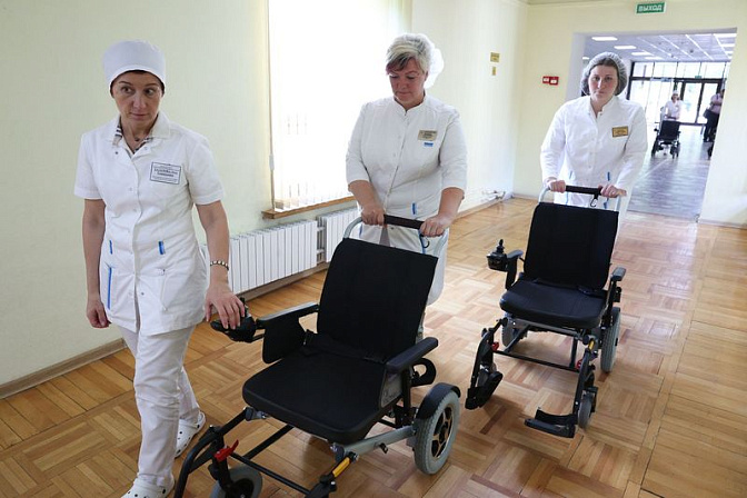 медсестра инвалидное кресло