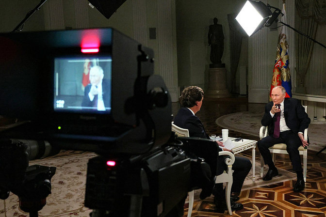 Президент РФ Владимир Путин дает интервью Такеру Карлсону  