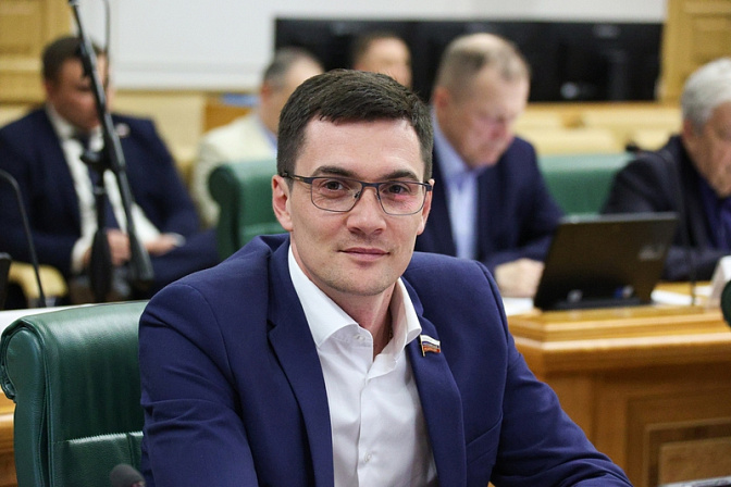 сенатор роман маслов