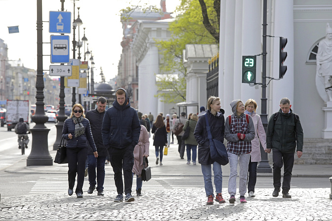 люди гуляют горожане туристы невский проспект