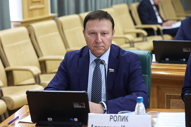 сенатор александр ролик