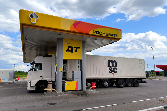 АЗС Роснефть. Грузовик заправляется дизельным топливом