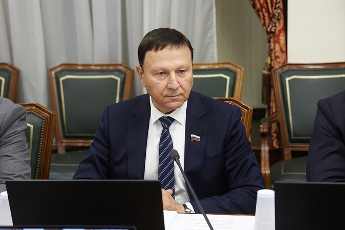 сенатор александр ролик