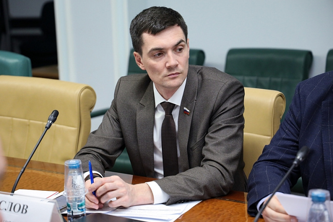 сенатор роман маслов