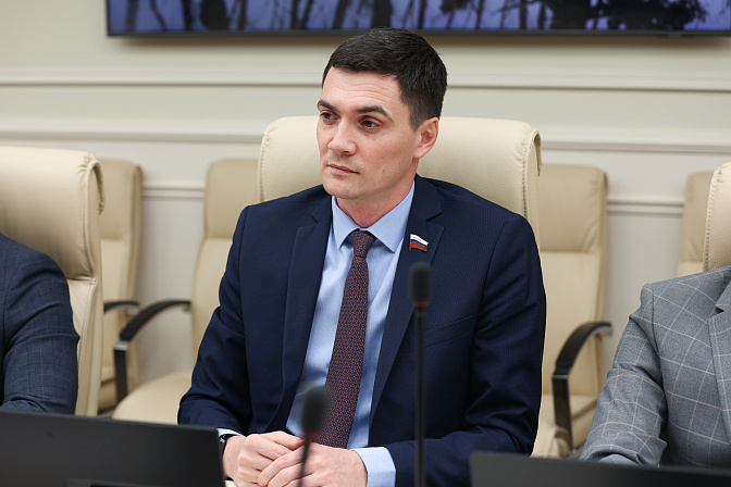 сенатор роман маслов