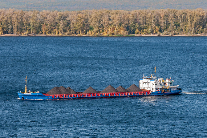 баржа водный транспорт грузоперевозки 