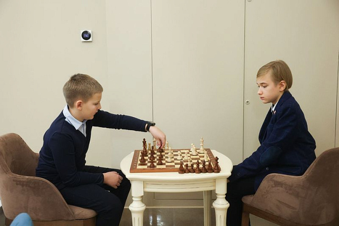 дети шахматы мальчики играют в шахматы