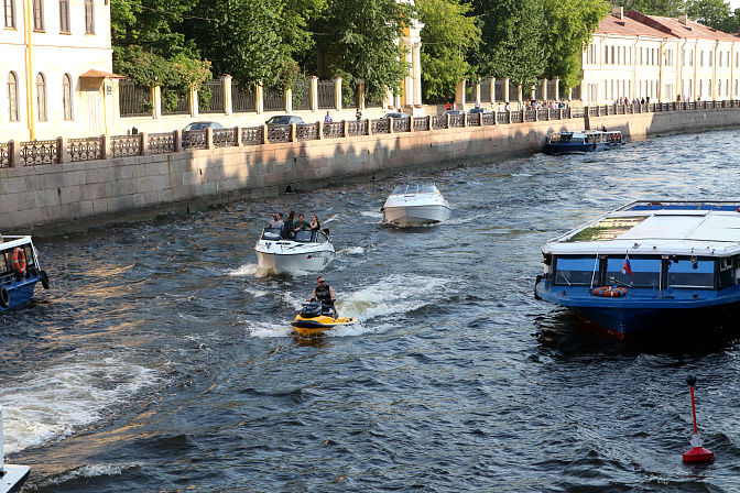 Люди катаются по рекам и каналам города на водном транспорте