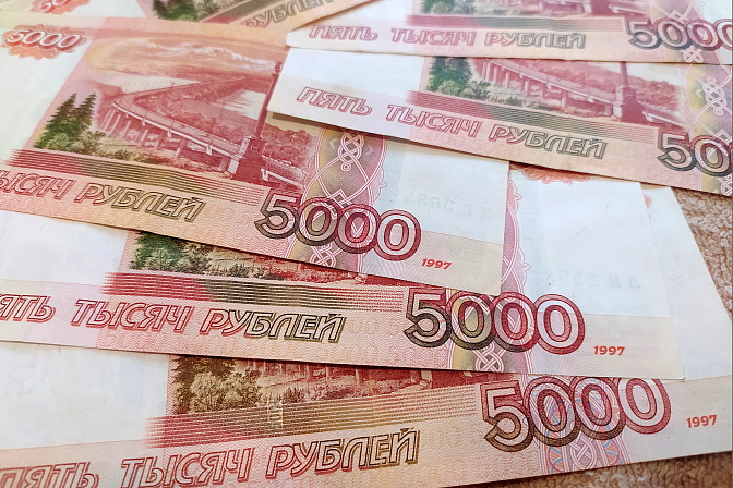 деньги рубли пятитысячные банкноты