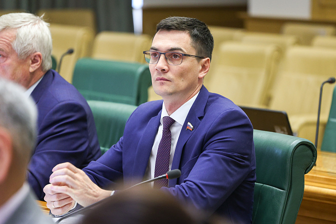 сенатор роман маслов