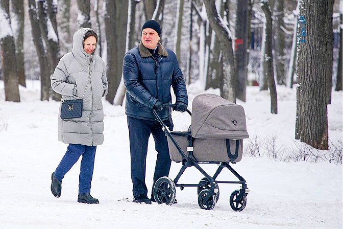 семья с маленьким ребенком в коляске пособие на детей
