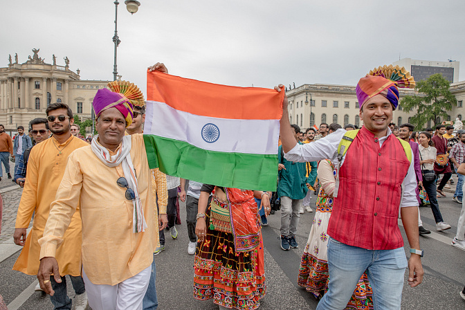 Люди держат в руках флаг Индии
