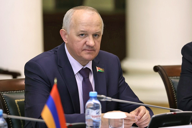 глава постоянной комиссии совета республики рб по экономике, бюджету и финансам владислав татаринович