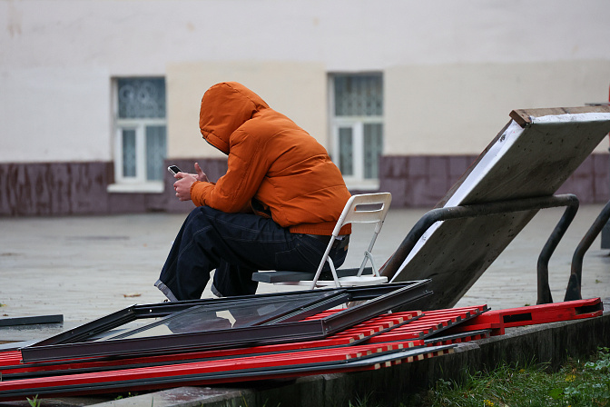 мужчина на скамейке