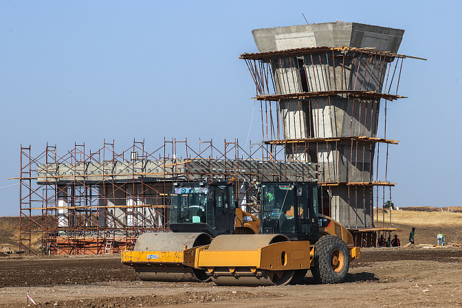аэропорт стройка дорожные работы асфальтоукладчик 