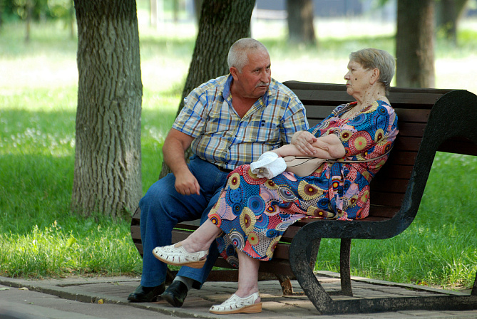 Пенсионеры в парке на лавочке