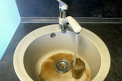 Куда жаловаться, если из крана течёт ржавая вода