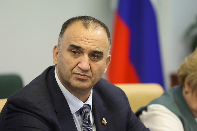 Мохмад Ахмадов. Фото: СенатИнформ/ Пресс-служба СФ