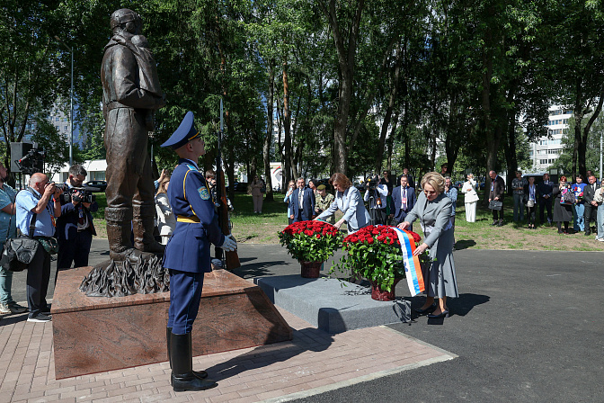 председатель сф валентина матвиенко торжественная церемония открытия памятника лётчику александру мамкину