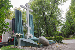 Машков предложил законодательно защитить могилы великих артистов