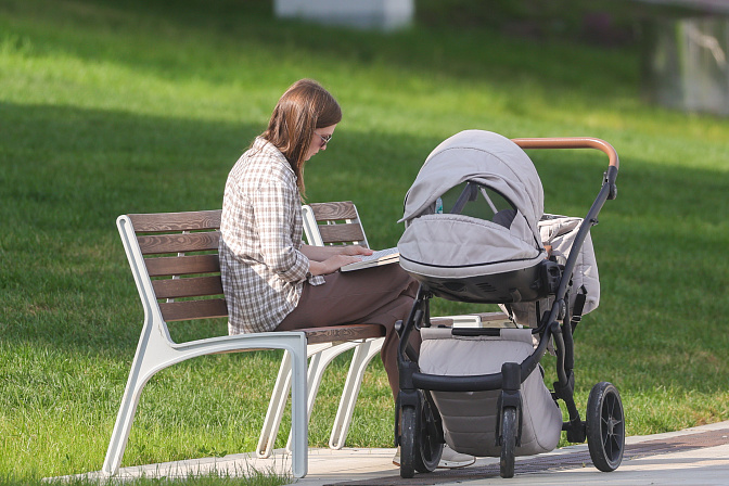 семья дети прогулка мама с коляской