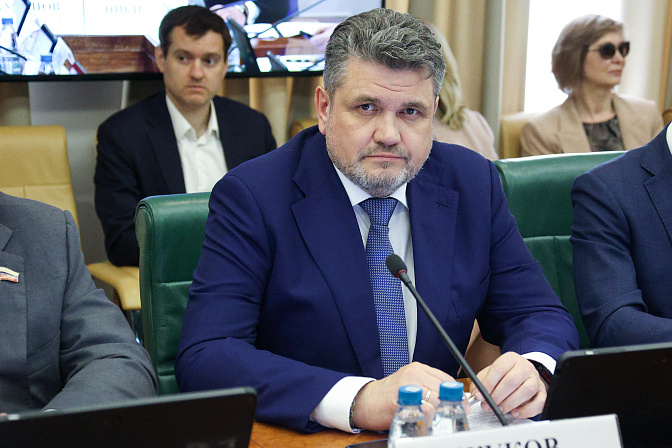 сенатор александр жуков