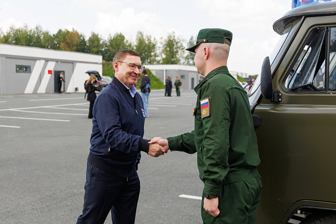 первый заместитель председателя сф владимир якушев передал 30 внедорожников уаз военнослужащим центрального военного округа