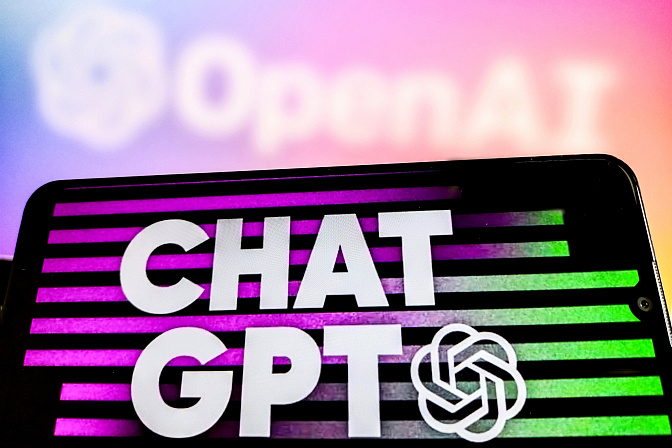 Надпись ChatGPT на экране смартфона