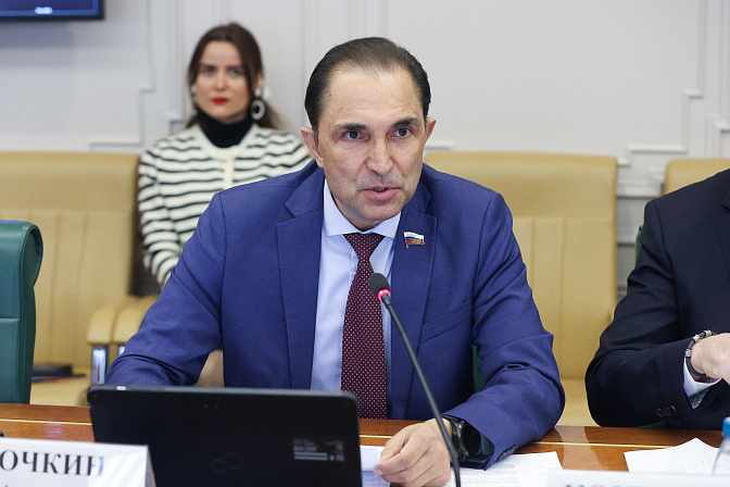 сенатор андрей хапочкин