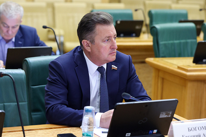 сенатор евгений богомазов