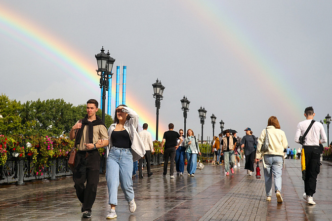 молодые люди горожане прогулка отдых туризм 